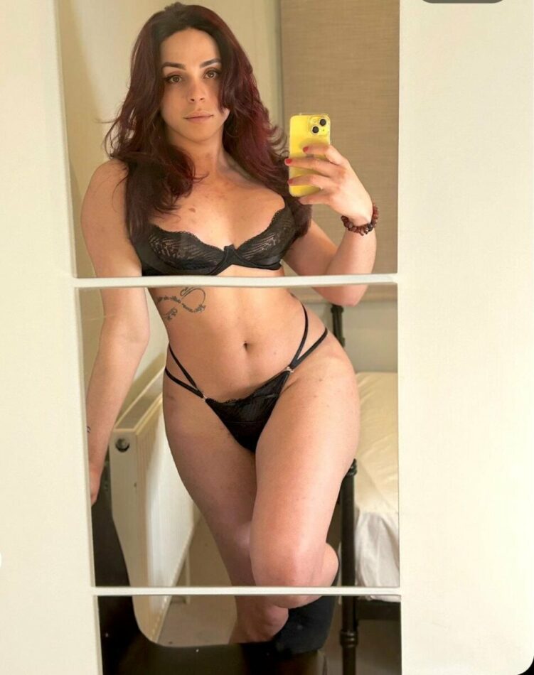 Isis Caroline 15